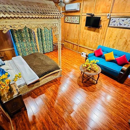 Hayat Group Of Houseboats Otel Srīnagar Dış mekan fotoğraf