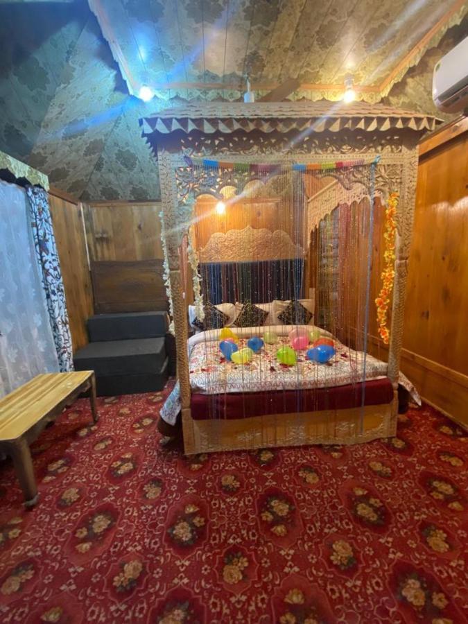 Hayat Group Of Houseboats Otel Srīnagar Dış mekan fotoğraf