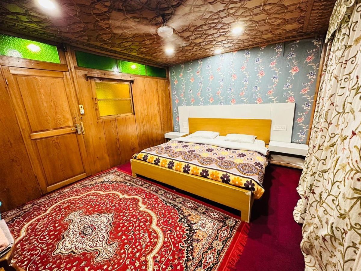 Hayat Group Of Houseboats Otel Srīnagar Dış mekan fotoğraf