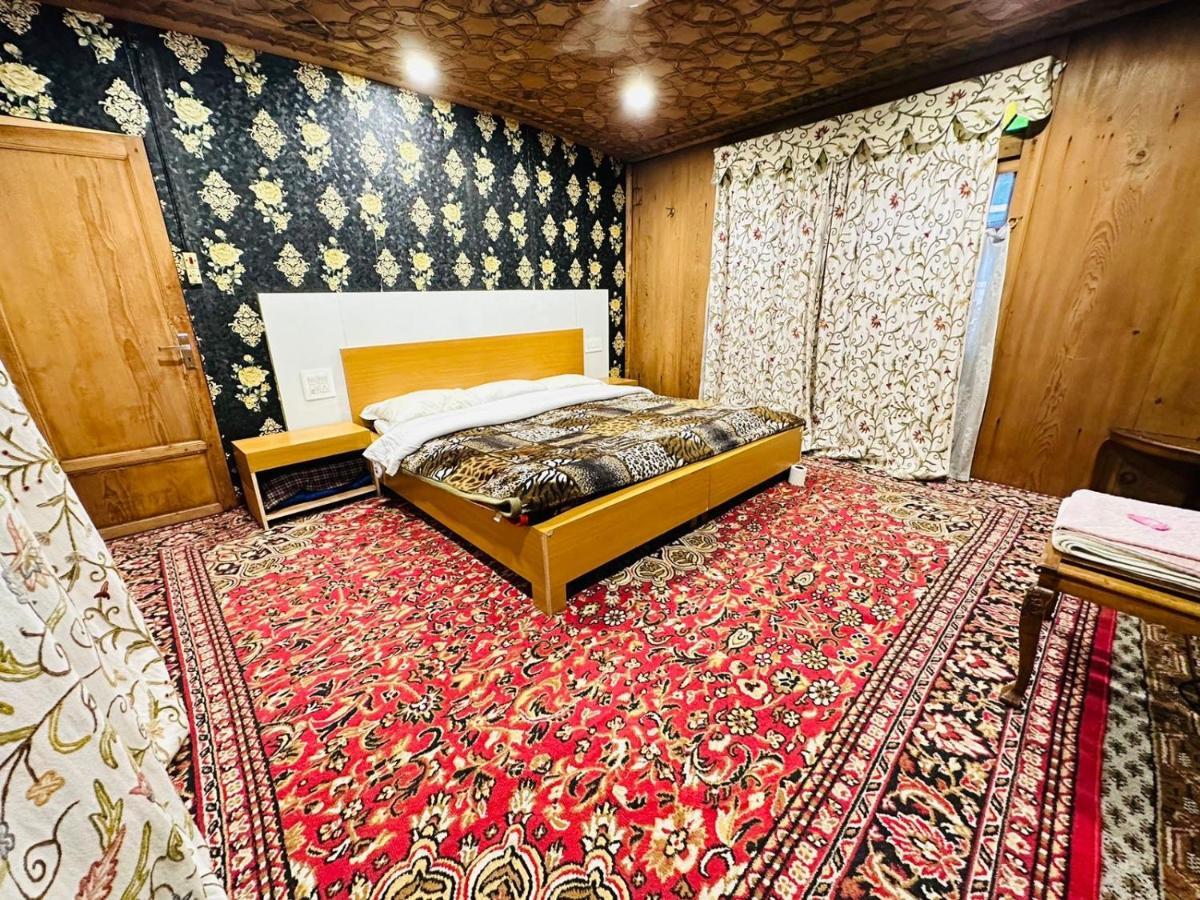 Hayat Group Of Houseboats Otel Srīnagar Dış mekan fotoğraf