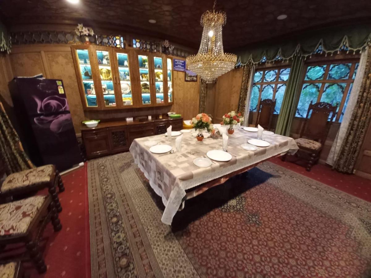 Hayat Group Of Houseboats Otel Srīnagar Dış mekan fotoğraf